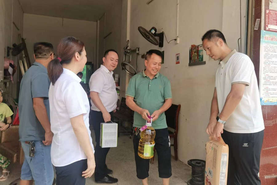 公司赴黨建聯(lián)建點(diǎn)走訪慰問受災(zāi)群眾